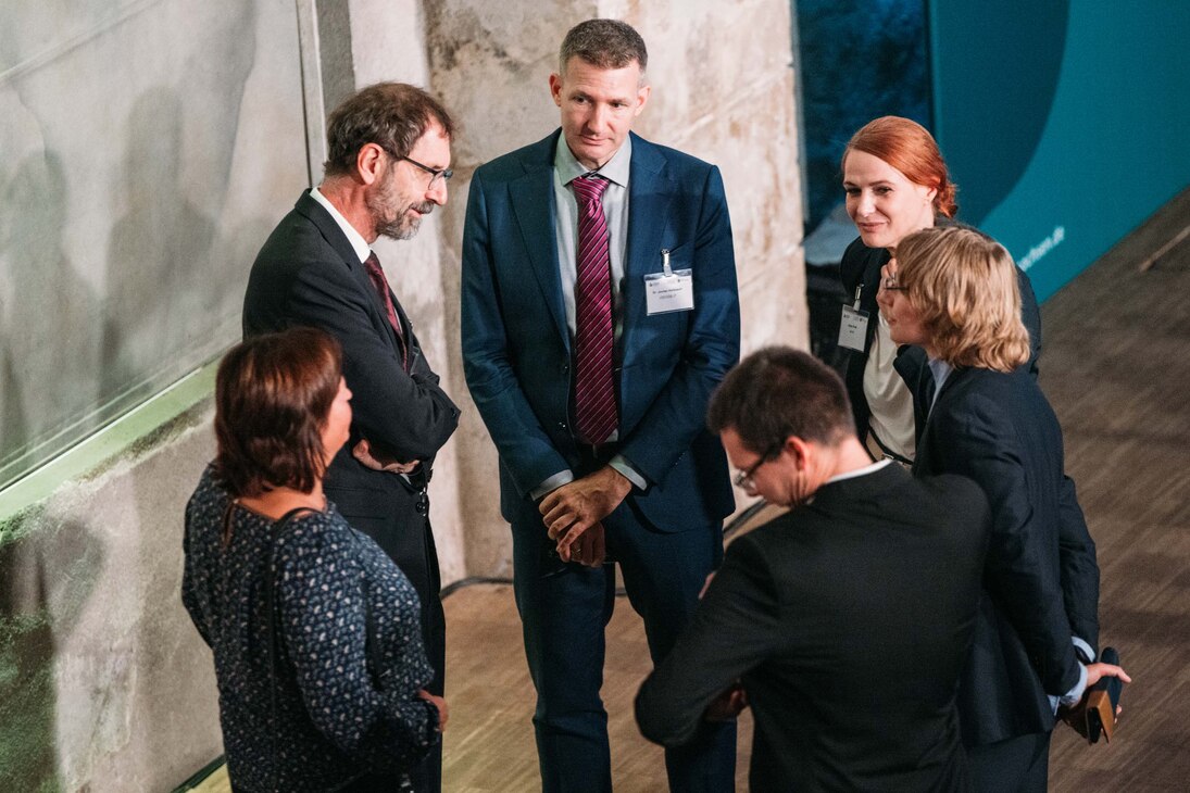 Teilnehmende an der Konferenz von oben