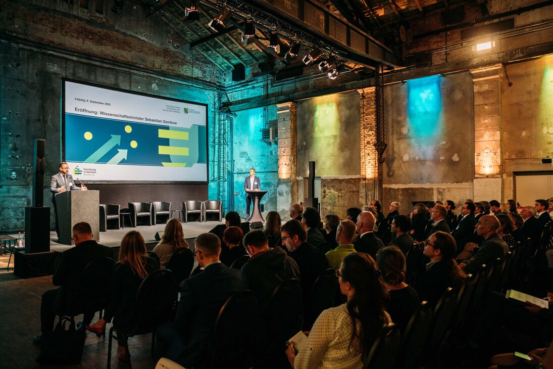 Konferenzsaal im Kunstkraftwerk Leipzig mit Publikum