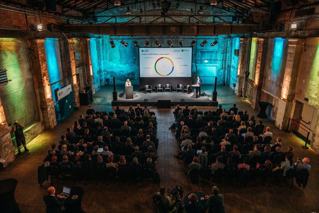 Konferenzsaal im Kunstkraftwerk Leipzig von oben