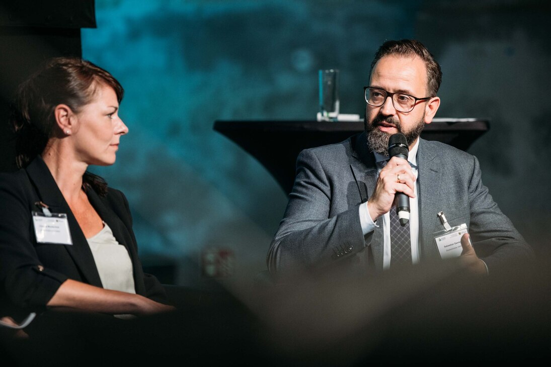 Wissenschaftsminister Sebastian Gemkow auf dem Podium mit Claudia Muntschick, KREATIVES SACHSEN