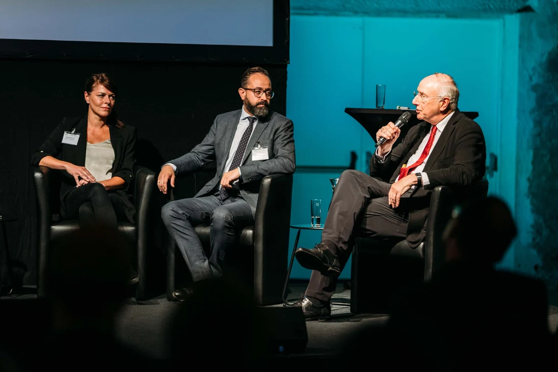 Wissenschaftsminister Sebastian Gemkow auf dem Podium mit Claudia Muntschick, KREATIVES SACHSEN, und Wilhelm Krull, Gründungsdirektor THE NEW INSTITUTE 