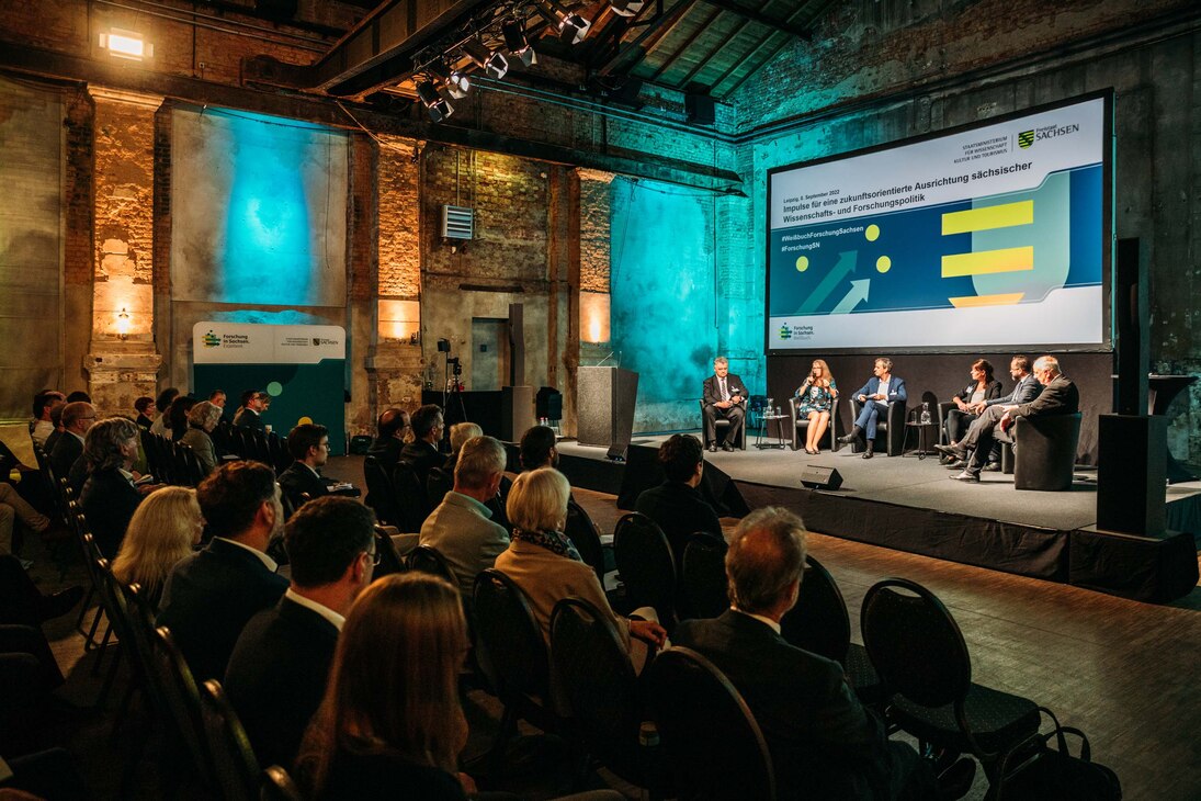 Podiumsdiskussion im Konferenzsaal Kunstkraftwerk Leipzig. Blick auf Publikum und Podium