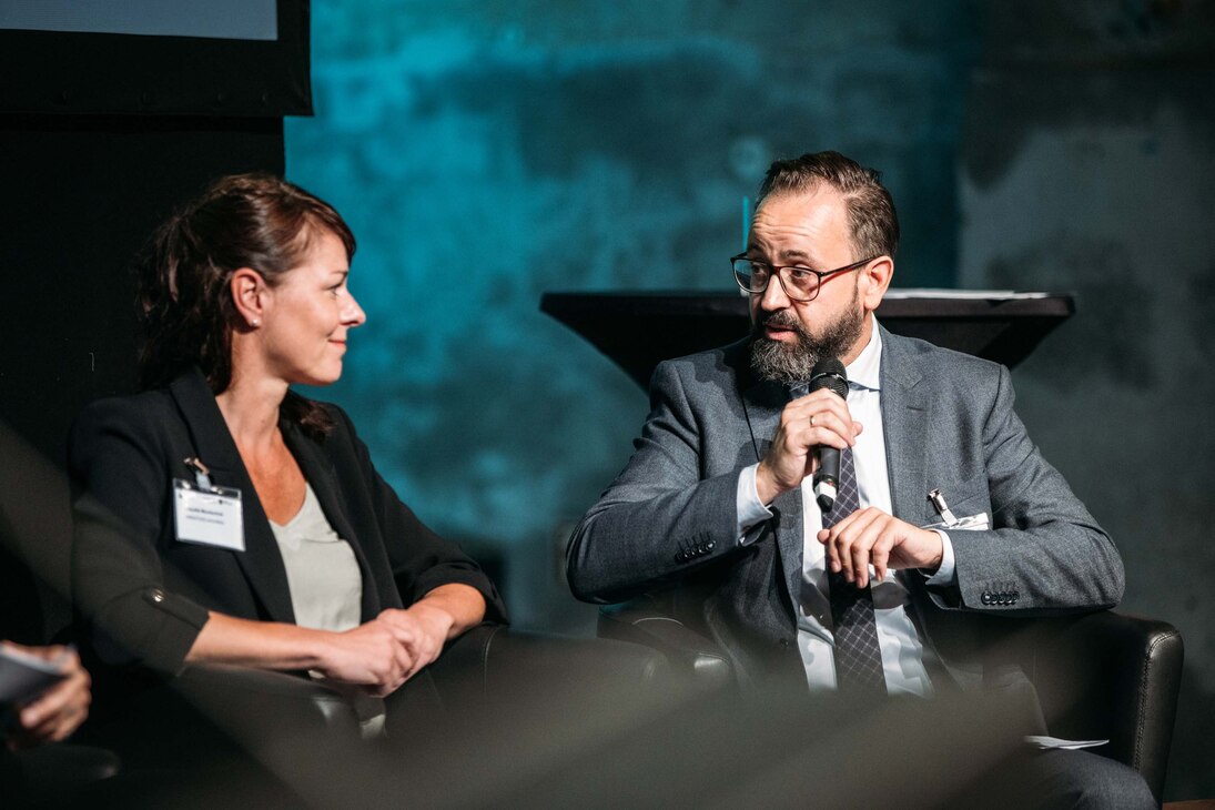 Wissenschaftsminister Sebastian Gemkow auf dem Podium mit Claudia Muntschick, KREATIVES SACHSEN