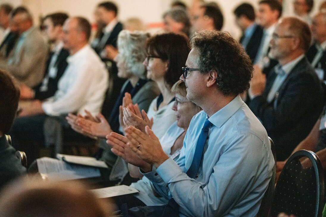 Blick ins applaudierende Publikum