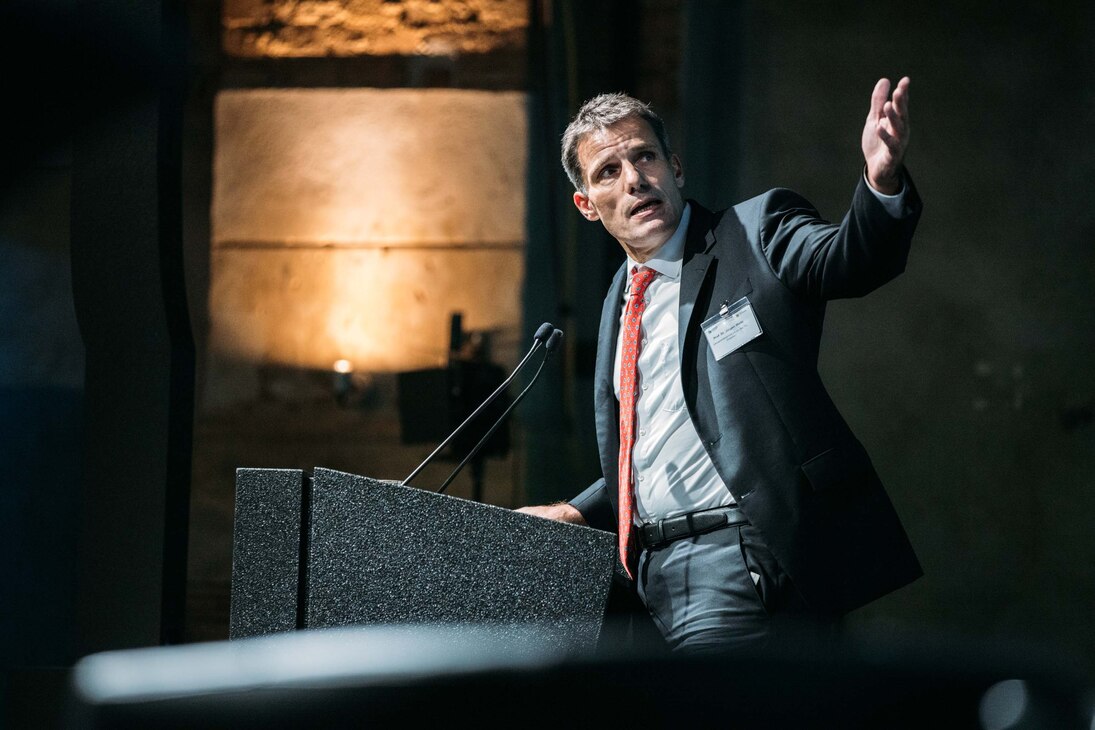 Prof. Dr. med. Jürgen Weitz, Universitätsklinikum Carl Gustav Carus an der Technischen Universität Dresden, Klinik für Viszeral-, Thorax- und Gefäßchirurgie, am Rednerpult