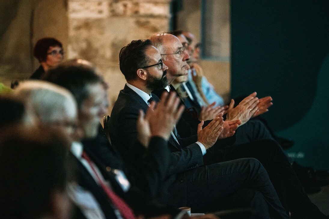 Wissenschaftsminister Sebastian Gemkow applaudierend im Publikum