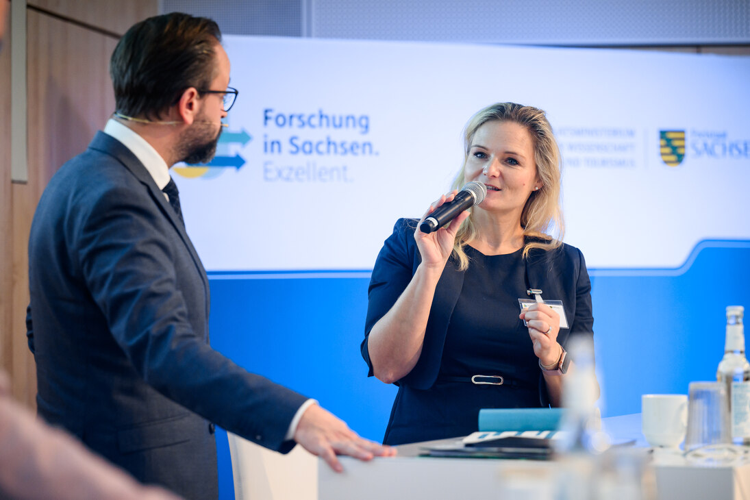 Minister Gemkow mit Marina Heimann, futureSAX, im Gespräch