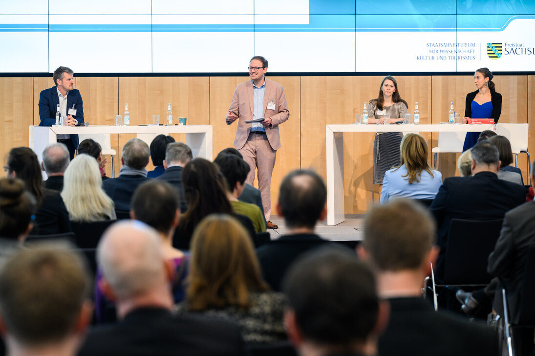 Finalisten im Ideenwettbewerb „Science on Stage“: vlnr: Prof. Dr. Jens Krzywinski, TU Dresden, Dr. Robert Peters, VDI/VDE Innovation + Technik GmbH, Dr. Jana Tittmann-Otto, Fraunhofer-Institut für Werkzeugmaschinen und Umformtechnik IWU, Dr. Doreen Pretz