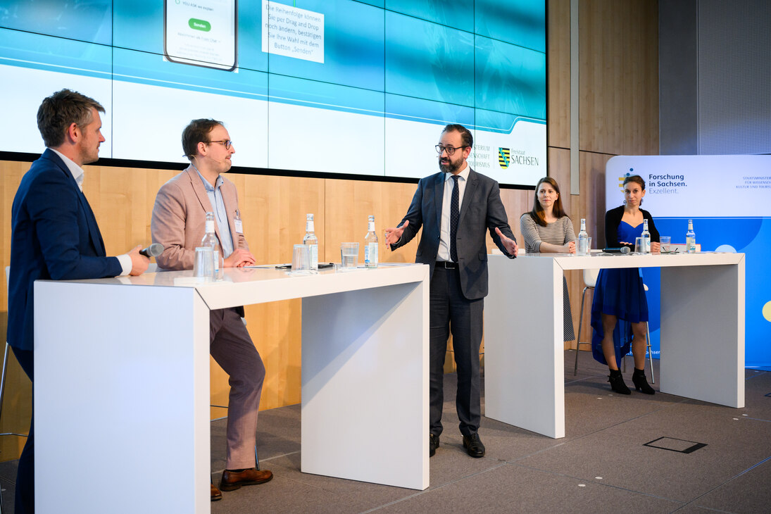 Finalisten im Ideenwettbewerb „Science on Stage“: vlnr: Prof. Dr. Jens Krzywinski, TU Dresden; Dr. Robert Peters, VDI/VDE Innovation + Technik GmbH, StM Gemkow, Dr. Jana Tittmann-Otto, Fraunhofer-Institut für Werkzeugmaschinen und Umformtechnik IWU, Dr. 