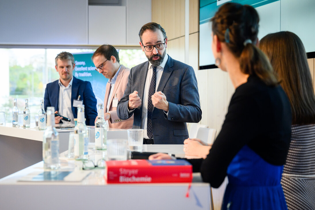 : Finalisten im Ideenwettbewerb „Science on Stage“: vlnr: Prof. Dr. Jens Krzywinski, TU Dresden; Dr. Robert Peters, VDI/VDE Innovation + Technik GmbH, StM Gemkow, Dr. Jana Tittmann-Otto, Fraunhofer-Institut für Werkzeugmaschinen und Umformtechnik IWU, Dr