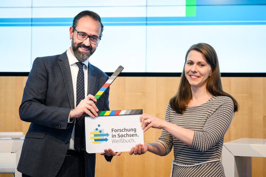 Minister Gemkow mit Dr. Jana Tittmann-Otto, Fraunhofer-Institut für Werkzeugmaschinen und Umformtechnik IWU (Gewinnerin im Science on Stage-Ideenwettbewerb)