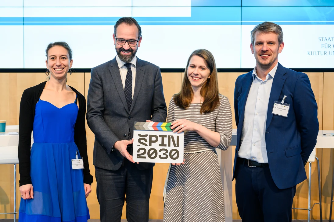 Preisverleihung im Ideenwettbewerb »Science on Stage«: vlnr: Dr. Doreen Pretze, TU Dresden, Medizinische Fakultät Carl Gustav Carus, Minister Gemkow, Dr. Jana Tittmann-Otto, Fraunhofer-Institut für Werkzeugmaschinen und Umformtechnik IWU (Gewinnerin), Pr