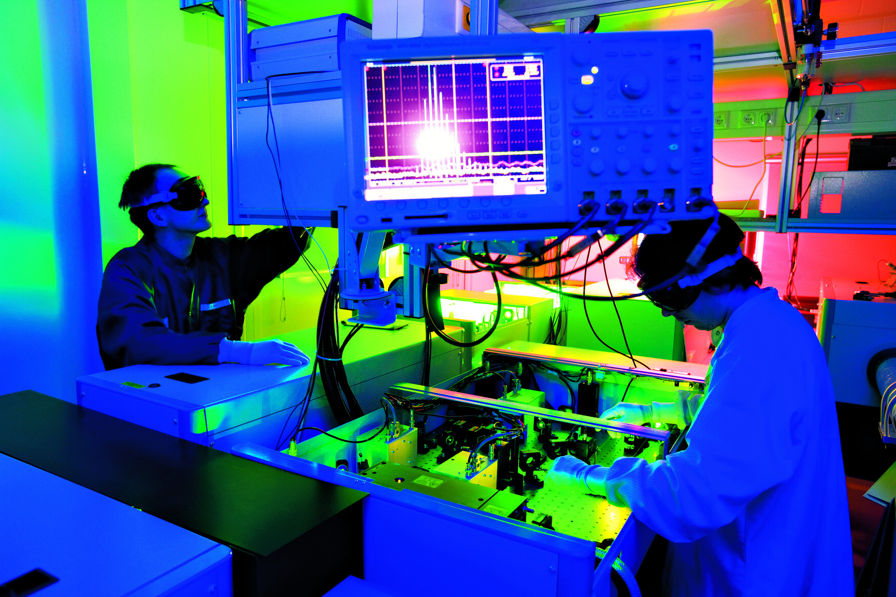  Dresdner Physiker arbeiten am Helmholtz-Zentrum Dresden-Rossendorf an Beschleunigern für die Krebstheraphie mit Protonen.