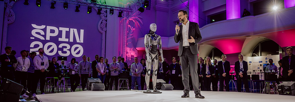 Wissenschaftsminister Sebastian Gemkow auf der Bühne bei der Veranstlatung SPIN 2030 in Leipzig.