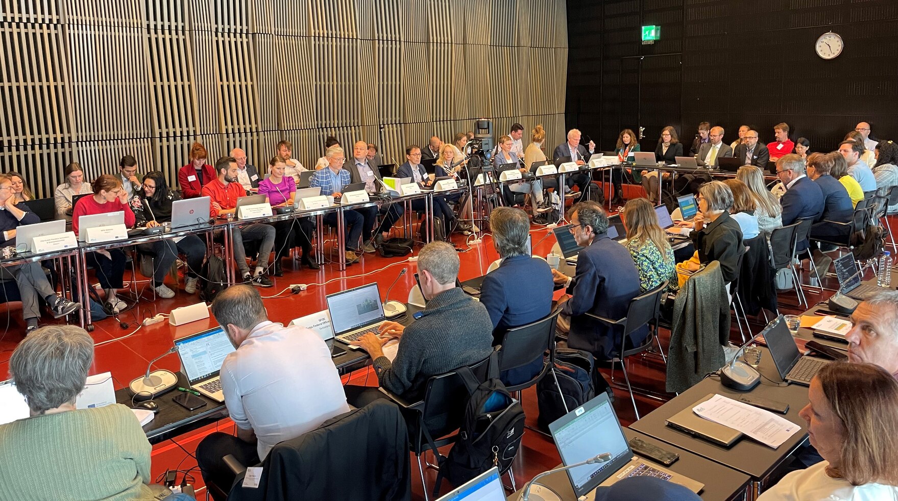 Die Teilnehmenden des General Assembly & Governing Board Meetings in Uppsala im Meeting-Raum